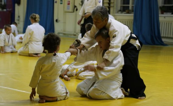 Minegishi shihan aan het werk met jongeren